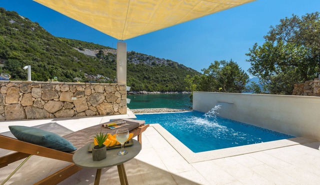 Amazing Family SeaFront House with Private Pool and Beach