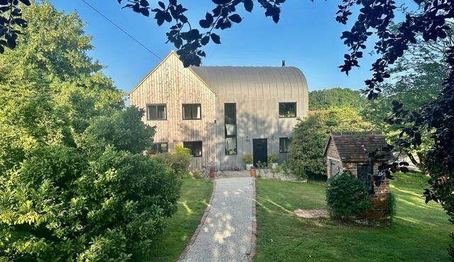 Amazing find! Elm Tree sleeps 10, hot tub & sauna. Near glyndbourne & lewes