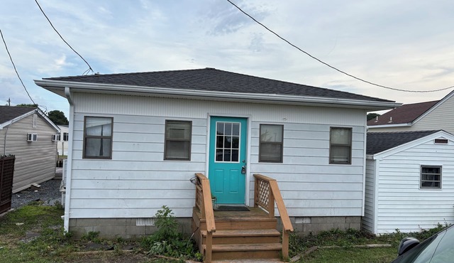 Amazing fishing cottage on the bay! Direct bay access! Beautiful views!