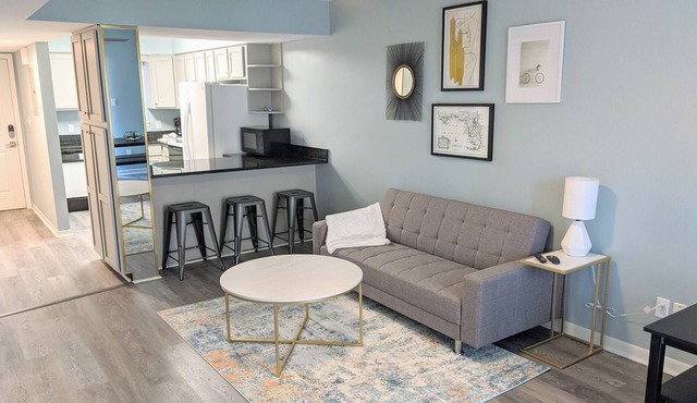 **AMAZING Florida Condo with Pool near White Sand Beaches!**