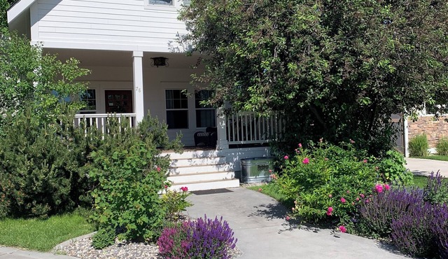 Amazing Four Season Modern Farmhouse with Mountain Views and Hot Tub