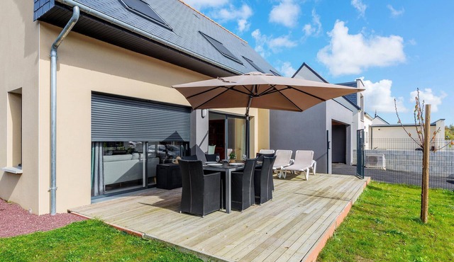 Amazing home in Saint-Méloir-des-Ondes with WiFi