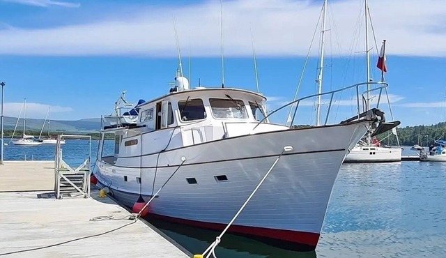 Amazing Fun with great view 3-bedroom boat with AC and WiFi in Lottsburg