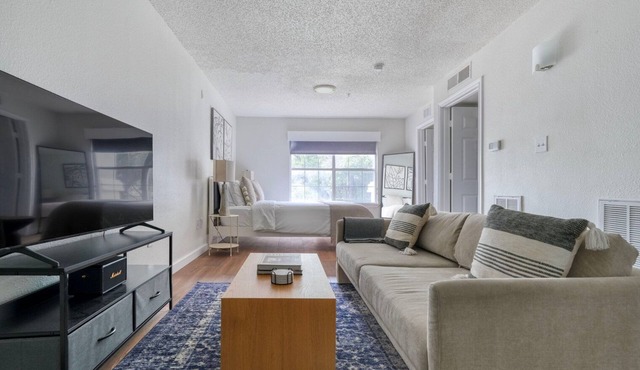Amazing Gateway Studio w/Gym, Pool, nr Movies, by Blueground