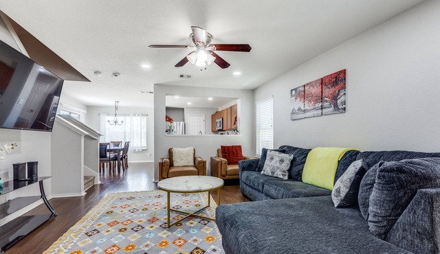 AMAZING GEM,SPACIOUS 4BD/2.5BA EASY TO LOCATE. CLOSE TO ALL ATTRACTIONS