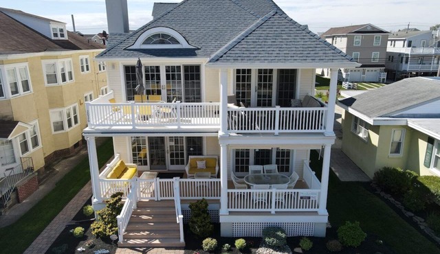 Amazing Gold Coast Beach Block Property! 5 Bed 5 Bath