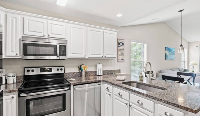 Amazing Golf & Lake View in True Blue -Professionally Cleaned