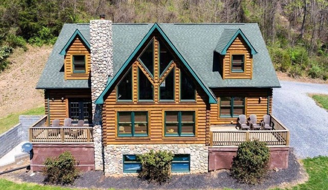 Amazing Grace log cabin home with 3 bedrooms, WiFi and AC in breathtaking Luray