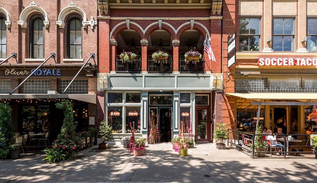 Amazing Heart of Market Square, outdoor veranda overlooking the Square!