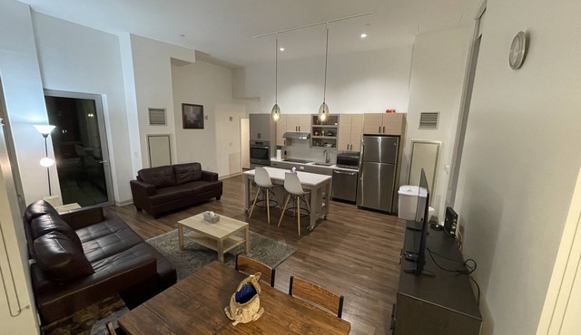 AMAZING High Ceiling 3 BED/2 BATH Water view