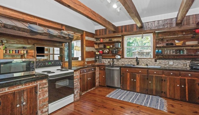 Amazing Historic cabin minutes from the lake