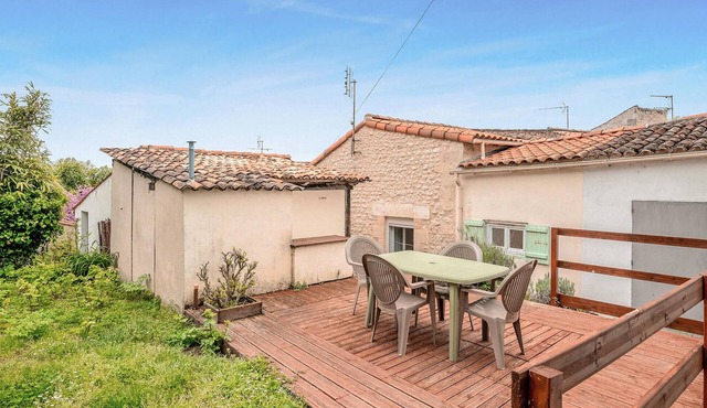 Amazing home in Mortagne-sur-Gironde