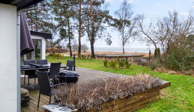 Amazing Holiday Home With View At The Water