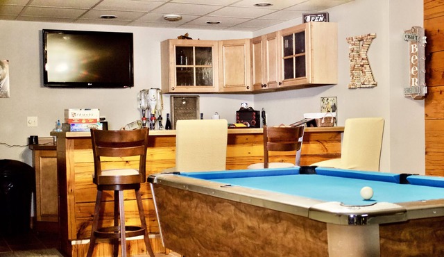 Amazing home for 10 with rec room: movie theatre, craps table, pool table & bar!