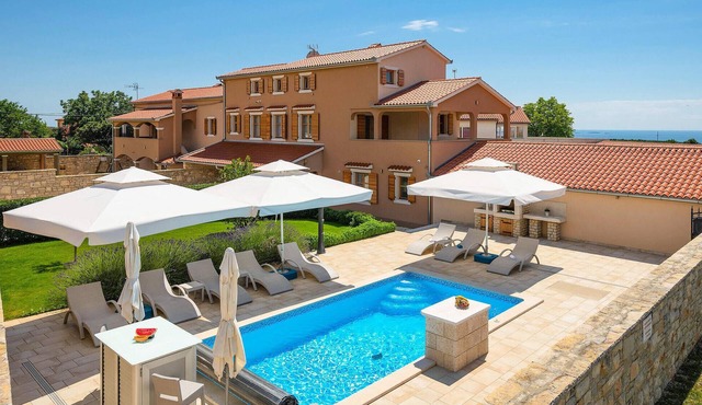 Amazing home in Hr-52215 Vodnjan