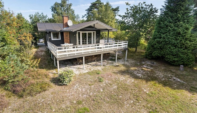 Amazing home in Aakirkeby with kitchen