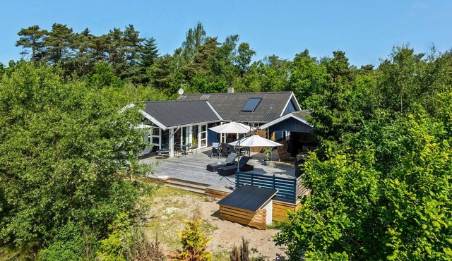 Amazing home in Aakirkeby with WiFi