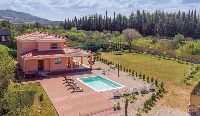 Amazing home in Bilice