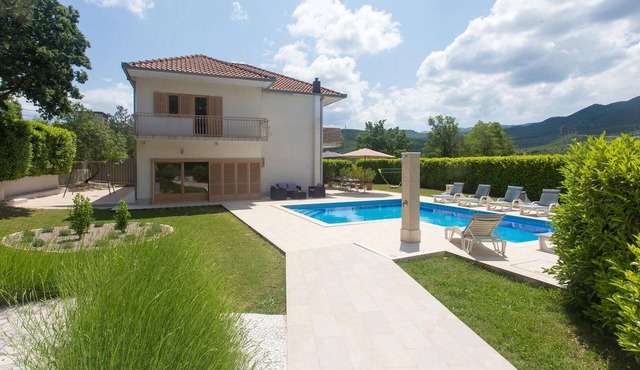 Amazing home in Bisko with private swimming pool, can be inside or outside