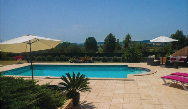Amazing home in Creissan with 3 Bedrooms, WiFi and Outdoor swimming pool