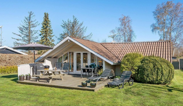 Amazing home in Dronningmølle with WiFi