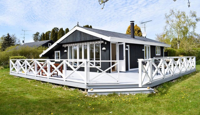 Amazing home in Dronningmølle with WiFi