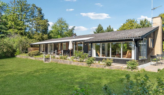 Amazing home in Dronningmølle with WiFi