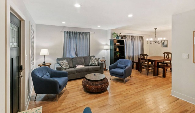 Amazing home in DT Libertyville - Near Naval Base!