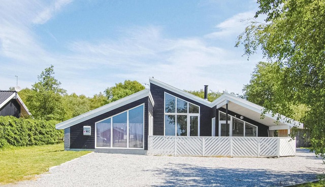 Amazing home in Ebeltoft with kitchen
