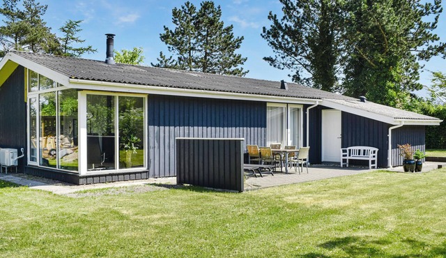 Amazing home in Ebeltoft with kitchen