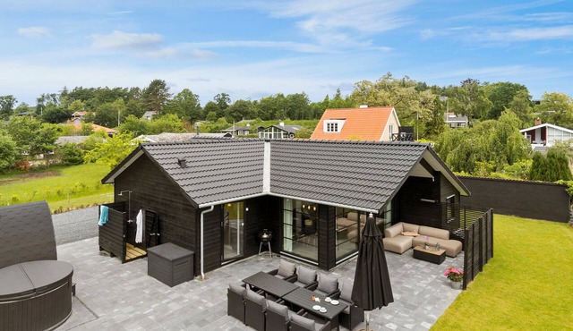 Amazing home in Ebeltoft with kitchen