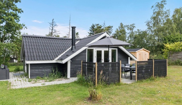 Amazing home in Gedser with kitchen