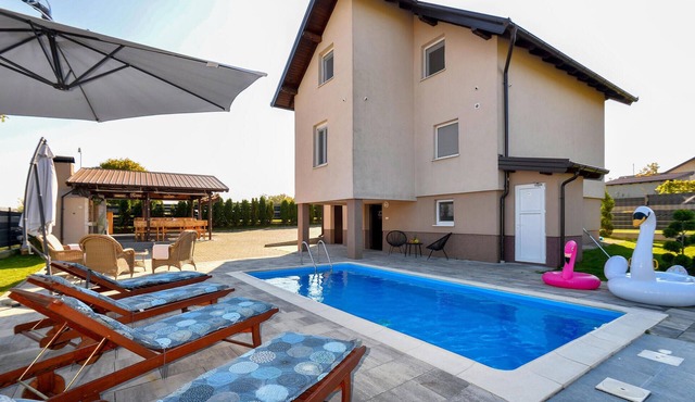 Amazing home in Gracec with sauna