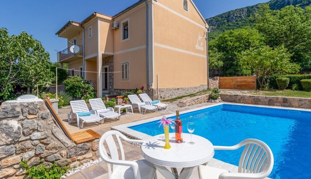 Amazing home in Grizane