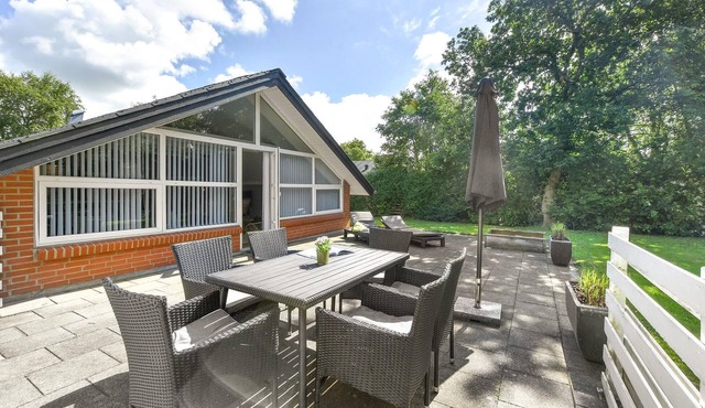 Amazing home in Hemmet with kitchen