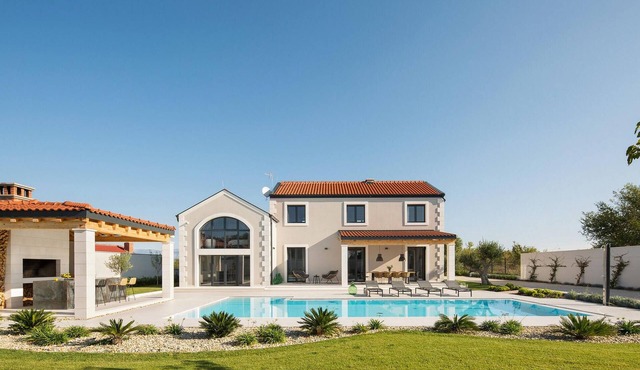 Amazing home in Gornji Zemunik