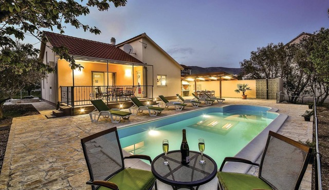 Amazing home in Kastel Stafilic