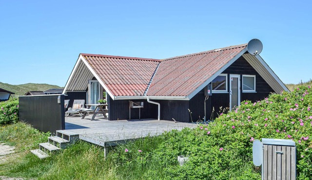 Amazing home in Hvide Sande with WiFi