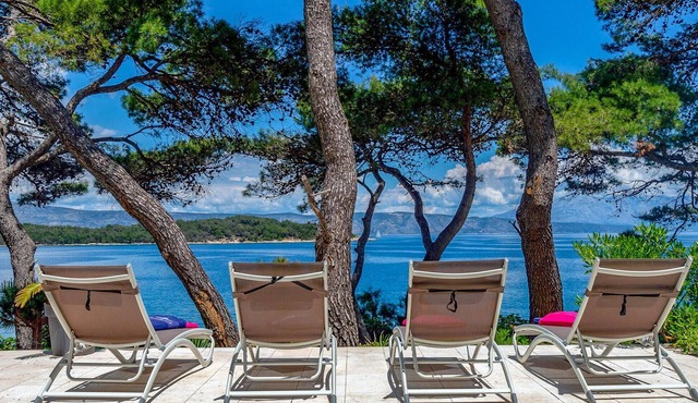 Amazing home in Jelsa