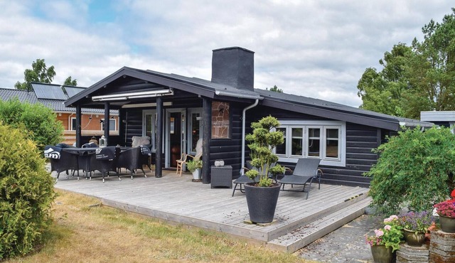 Amazing home in Juelsminde with WiFi