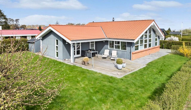 Amazing home in Juelsminde with house sea view