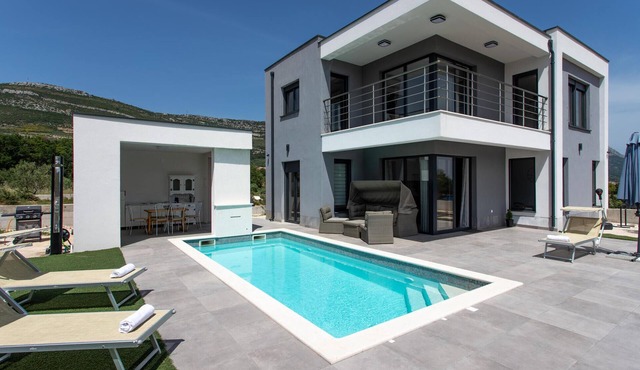 Amazing home in Kastel Novi