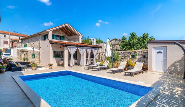 Amazing home in Kresini