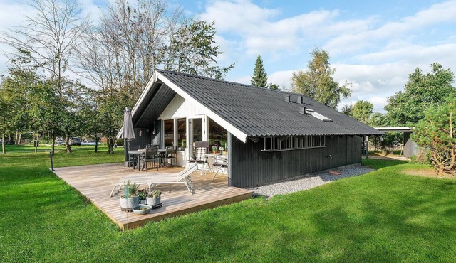 Amazing home in Løgstør with kitchen