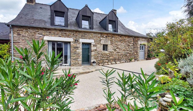 Amazing home in LANOUEE with WiFi