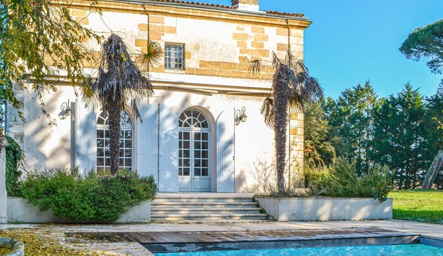 Amazing home in Léognan with sauna
