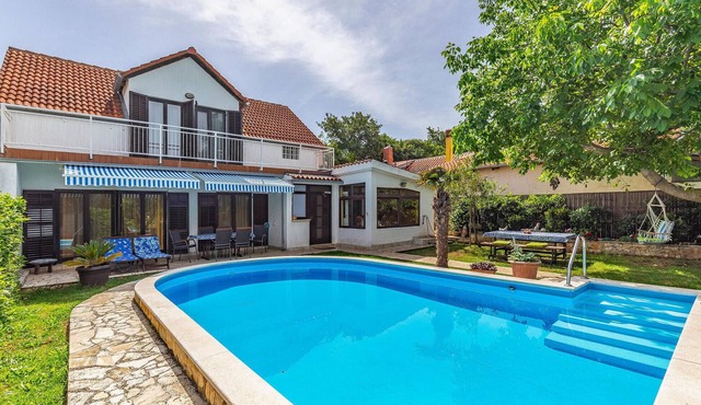 Amazing home in Liznjan with kitchen