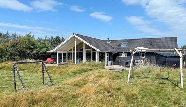 Amazing home in Løkken with sauna