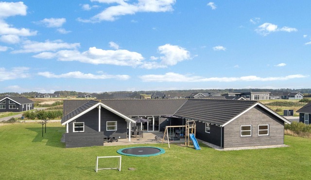 Amazing home in Løkken with sauna