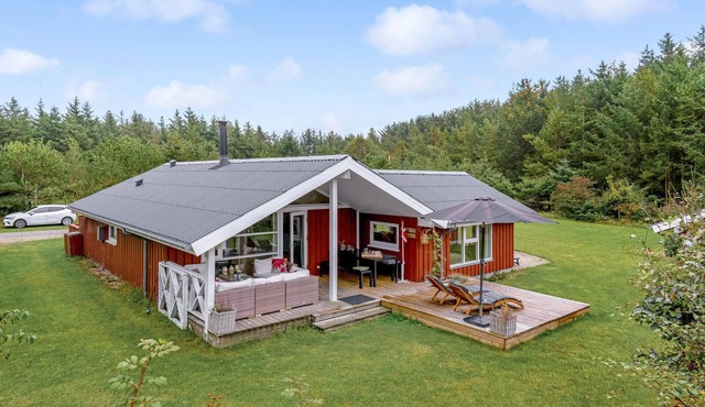 Amazing home in Løkken with WiFi